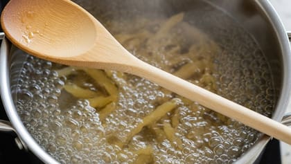 Su efecto es temporal: una vez empapada o demasiado caliente, la cuchara pierde efectividad (Foto: Google Gemini / IA)