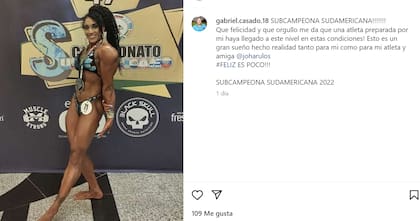Su entrenador celebró el triunfo de la atleta.