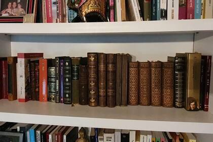 Su estante preferido. Con ediciones del Quijote de 1897 y 1926. También está el Fausto, El conde de Montecristo y el primer tomo de Las mil y una noches.
