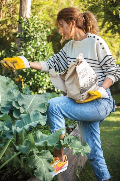 Su estilo chic relajado no lo pierde ni aún cuando trabaja en su jardín.