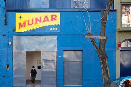 Azul y festiva, imposible pasar por alto la galería Munar. En el edificio de al lado están los talleres para artistas residentes.
