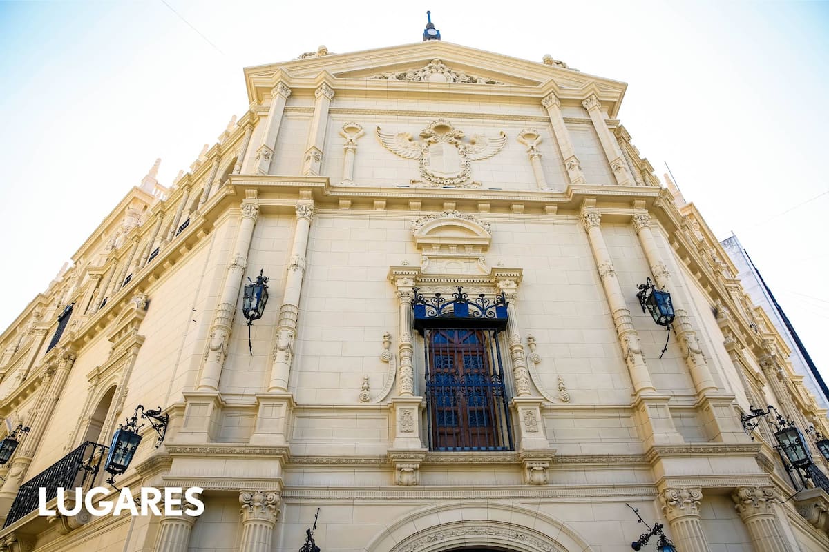 Su fachada homenajea al barroco español y está inspirada en la Universidad de Alcalá de Henares.