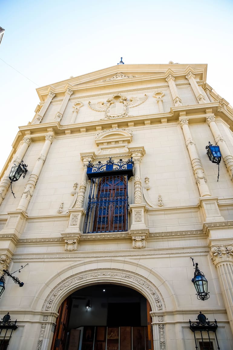Su fachada homenajea al barroco español y está inspirada en la Universidad de Alcalá de Henares.