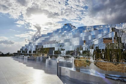 Su fachada ondulada, que refleja el cielo y las colinas cercanas, cristalizó el objetivo de borrar los límites entre la naturaleza y lo humano