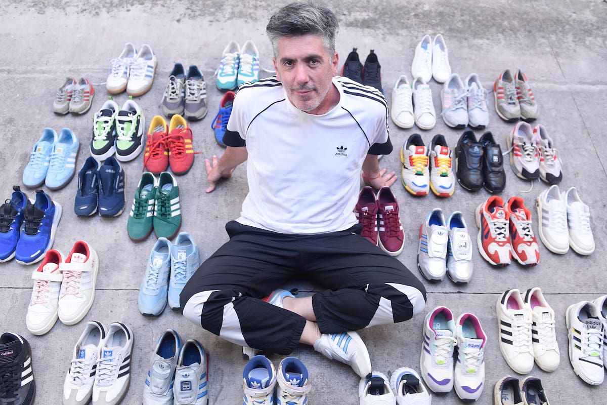 Su fanatismo por las zapatillas le permitió conocer a Noel Gallagher y a Ian Brown, de Stone Roses, con quien comió empanadas en un boliche de Mataderos.