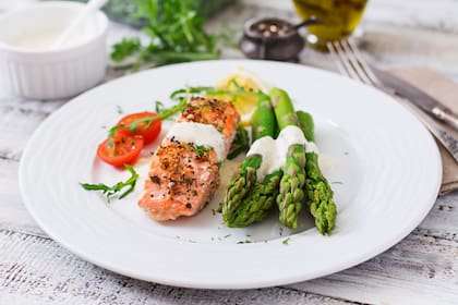 Su favorito por las noches es el salmón a la plancha, que acompaña con diversos vegetales