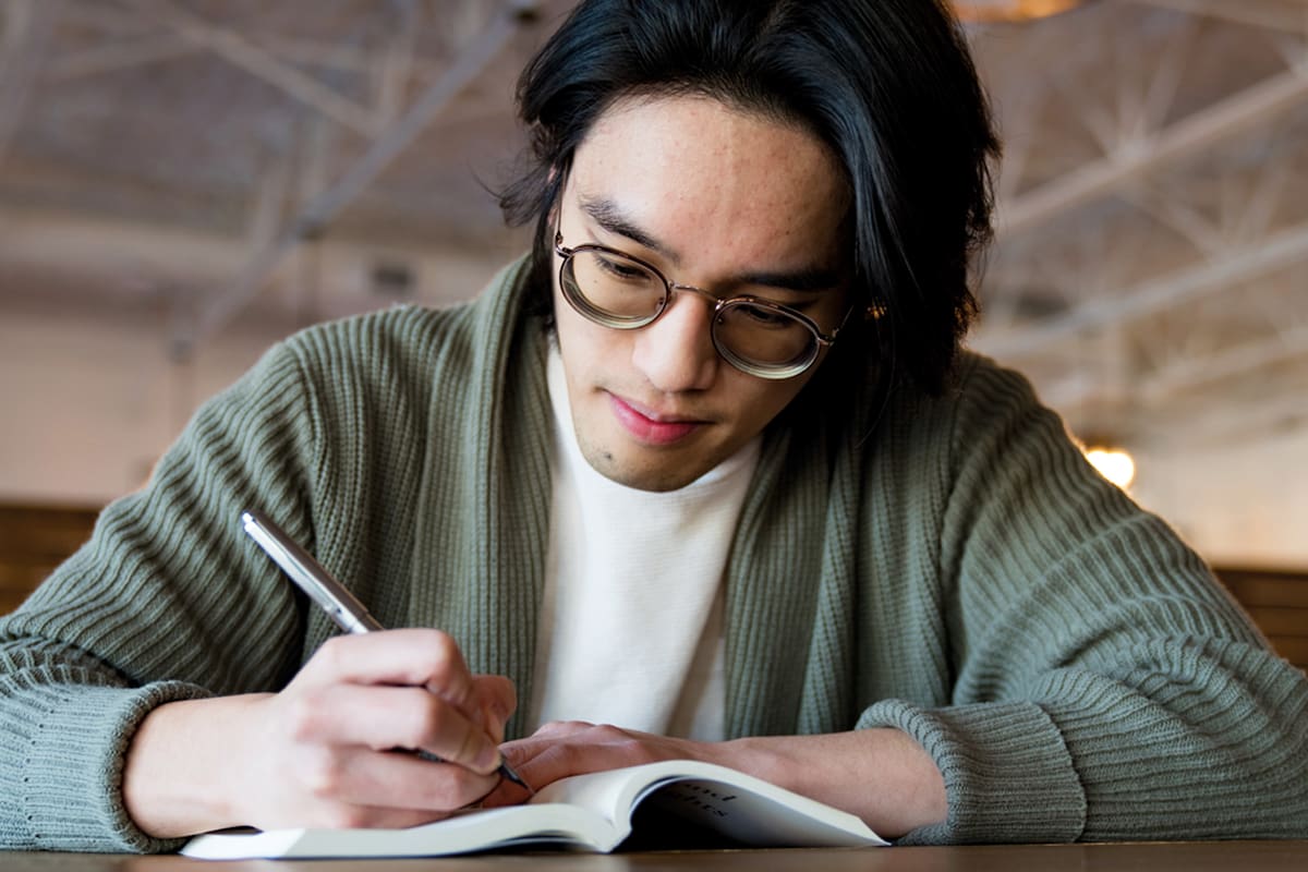 Su formación en psicología y espiritualidad lo convirtió en una voz influyente en el campo del bienestar emocional