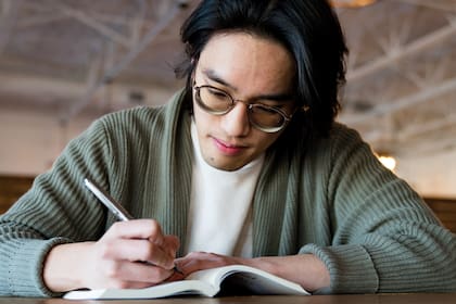 Su formación en psicología y espiritualidad lo convirtió en una voz influyente en el campo del bienestar emocional