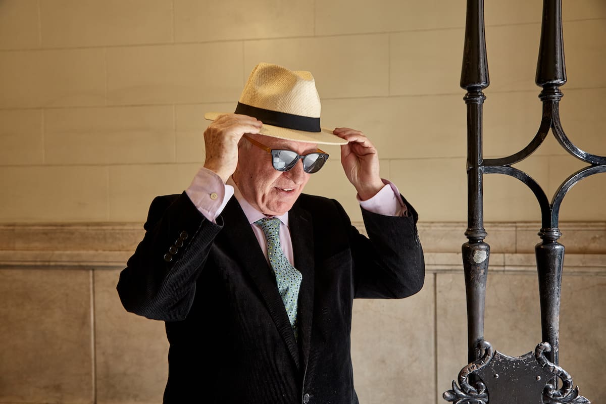 Su gusto refinado lo caracteriza como melómano, amante de la literatura, las bellas artes y todo aquello que define la elegancia y la cortesía en la vida social