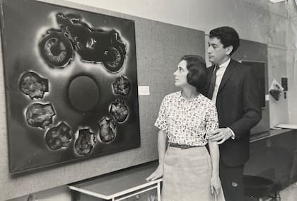 Su hermano Rafael con obra de Charlie en la muestra "New Art of Argentina"