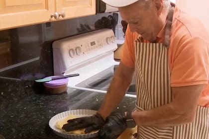 Su hija le sugirió iniciarse en la repostería, una actividad completamente nueva para él