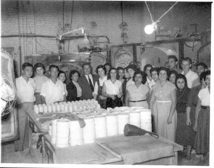 Su hijo Alberto Buichiro en la fábrica de Porcelana Tsuji
