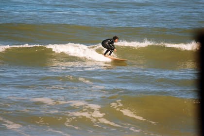 Su hijo Inti
y su futuro marido, Ariel Polaco,
surfean olas.