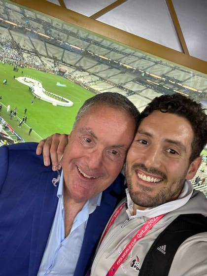 Su hijo, Nico Cantor, también estaba cubriendo la final en Qatar y se reencontraron tras el triunfo