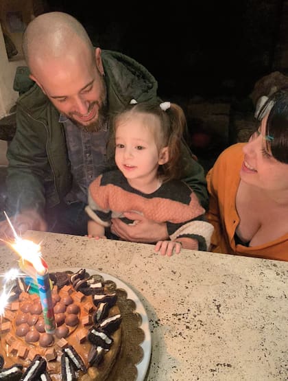 Su hijo Santiago –que tuvo con Valeria Lynch–, su hija Julia y su pareja Agustina.