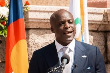 Su historia personal refleja superación y oportunidades que lo llevaron de Nigeria a Estados Unidos