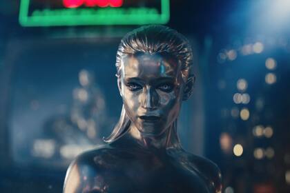 "Su historia personal también está definida por los valores familiares, la voluntad de sacrificio y el hacer frente a las opciones imposibles que se nos presentan", indica Julia Garner sobre su personaje Shalla-Bal / Silver Surfer