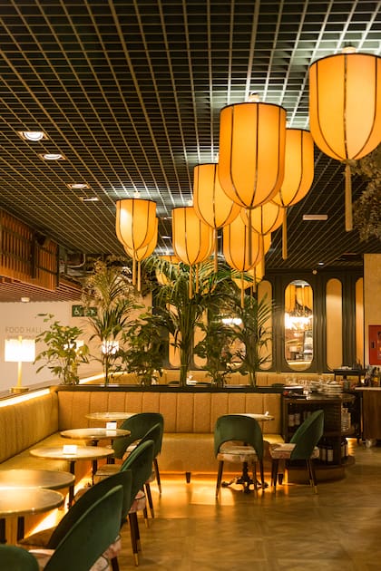 Su imponente Food Hall consta de 13 restaurantes, cada uno con su diseño e impronta particulares.