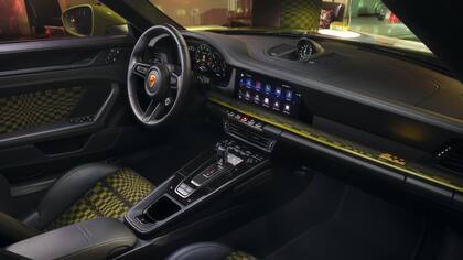 Su interior combina elementos digitales con analógicos, para evocar a otra época pero sin dejar de ser moderno