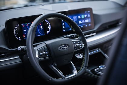 Su interior incorpora una pantalla central táctil de 12,3" y un tablero digital LED de 7"