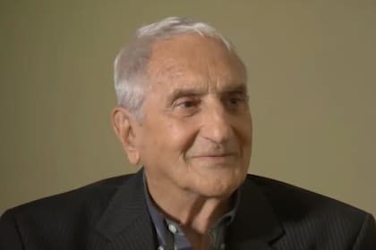 Su larga trayectoria como periodista empezó en 1955, en la revista Criterio, donde escribía artículos de autor en la sección Política