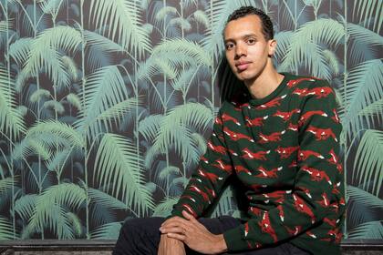 Su libro Pequeño país, que vendió 700.000 ejemplares en Francia, cuenta cómo se salvó de un genocidio; una confesión que anticiparon las letras de sus canciones