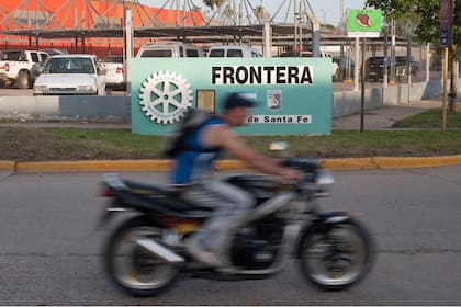 Su líder está en prisión desde 2013, pero los investigadores judiciales señalan que esa organización narco mantiene su influencia en un pequeño pueblo que separa a Santa Fe y Córdoba