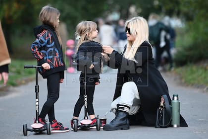 Su look parisino incluyó jogging, tapado de cashmere, borceguíes Christian Dior y cartera Louis Vuitton.