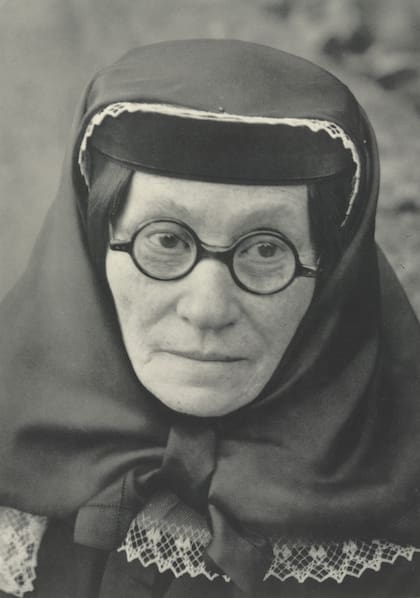 Su madre, Ekaterina Dzhugashvili, lo adoraba; para ella, nada de lo que él hacía era malo
