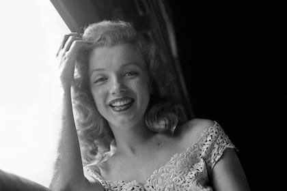 Su madre, Gladys Baker Mortenson, padecía de esquizofrenia paranoide. Marilyn pasó por once familias adoptivas. Las imágenes de la nota pertenecen a Getty Images Archive, uno de los archivos privados más grandes y antiguos del mundo. Esta es de 1949.