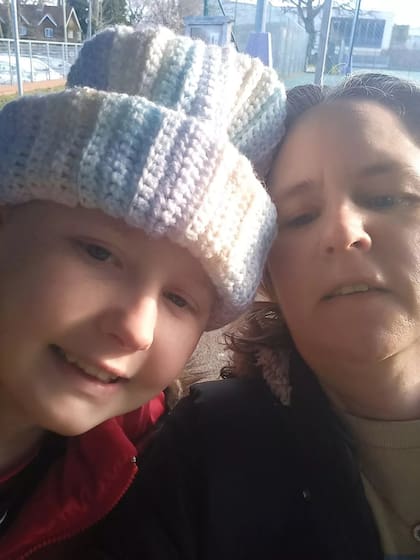 Su madre, Sarah Levett se dedica a generar concientización en las redes sociales para que se investigue más sobre los tipos de cáncer cerebral