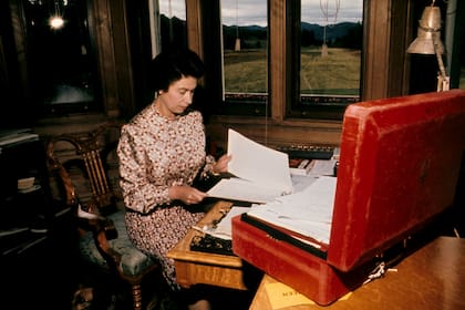 Su Majestad lee la correspondencia del gobierno en su escritorio del castillo de Balmoral, en 1972, un deber que cumplió con firme regularidad, incluso en sus últimos años.