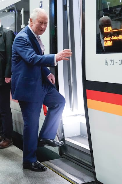 Su Majestad viajó dos horas en tren hasta Hamburgo, donde junto a la reina consorte recordó a las víctimas alemanas de los bombardeos aliados de 1943.