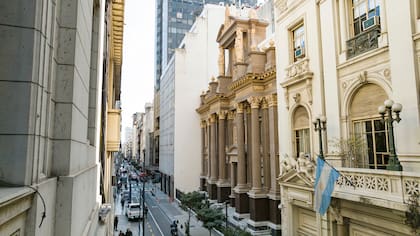 Su majestuosa arquitectura sobresale entre los edificios más modernos de la zona financiera de la ciudad