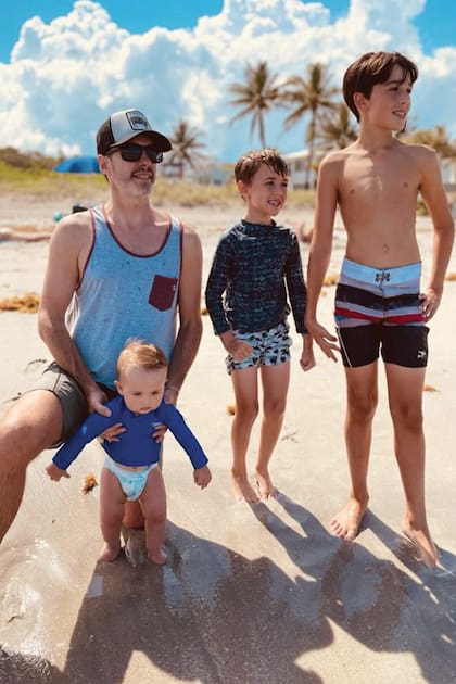 Su marido, el productor musical, Facundo Pereyra Iraola, con sus hijos, Santino, Manuel y Lorenzo en un día de playa.