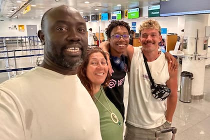 Su marido Mamadou, su hijo pequeño y Caetano