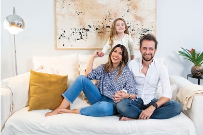 Su marido y su hija son su gran apoyo. Laura y Matías se conocieron hace doce años (ella es de Carmen de Areco y él, porteño). Al principio, fue una relación a la distancia, porque Matías vivía en Italia. Un día llegaron a estar conectados dieciocho horas por Skype.