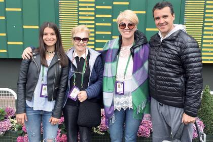 Su mejor hinchada lo acompañó este año al All England: Florencia, su novia, la abuela Ana María, su mamá Nancy y su papá, Ismael “Lobito” Fernández, ex basquetbolista.