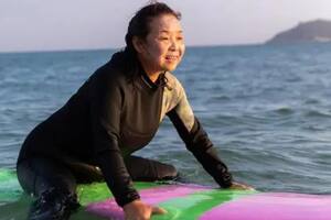 Su Min aprendió a surfear en las aguas de la costa de Hainan en febrero de 2021