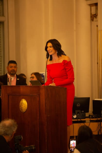 "Su mirada tiene el temblor de la emoción. Es una flecha que apunta y es certera. Se posa sobre cada mujer para potenciar la belleza que lleva en su fuero más íntimo y nos abraza", dijo Mariana Arias.