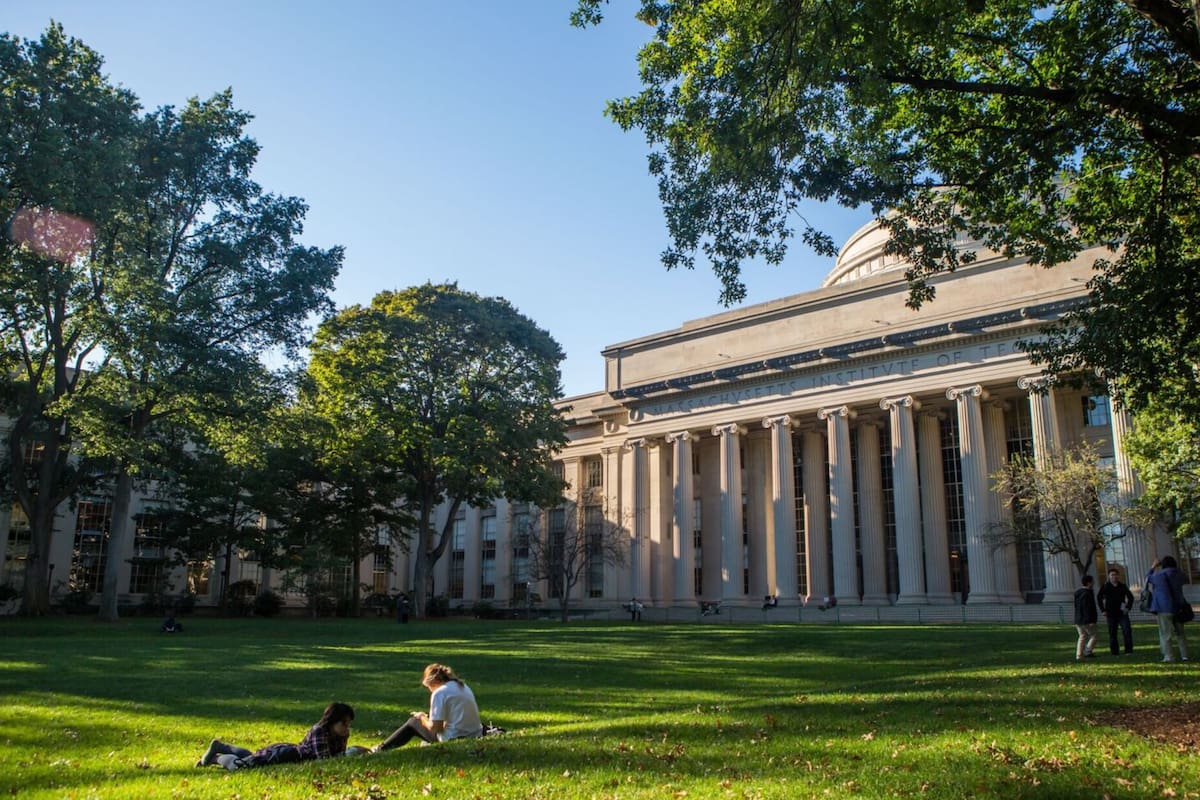 Su misión se apoya en el lema Mens et manus, que integra teoría y práctica en la formación científica