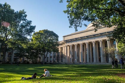 Su misión se apoya en el lema Mens et manus, que integra teoría y práctica en la formación científica