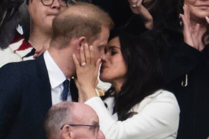 Su momento más romántico, con un beso en medio de la tribuna. Meghan
impactó con un maxiabrigo de baby alpaca con charreteras,
doble abotonadura y lazo, de Sentaler.