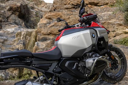 Su motor boxer bicilíndrico viene acompañado de múltiples asistencias a la conducción
