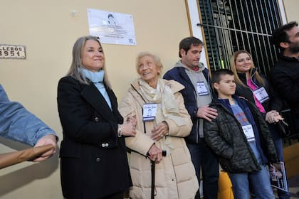 Su mujer, hijos y nietos durante un homenaje a Carlitos Balá