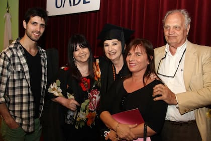 Su nieto, Ivan Ferrigno, y su amiga, Marilina Ross, estuvieron presentes en la ceremonia