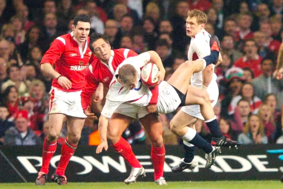 Su noche mágica, en la victoria sobre Inglaterra por 11-9: Gavin Henson y su furibundo tackle a Matthew Tait. Le aplicó varios y, además, metió el penal de la victoria
