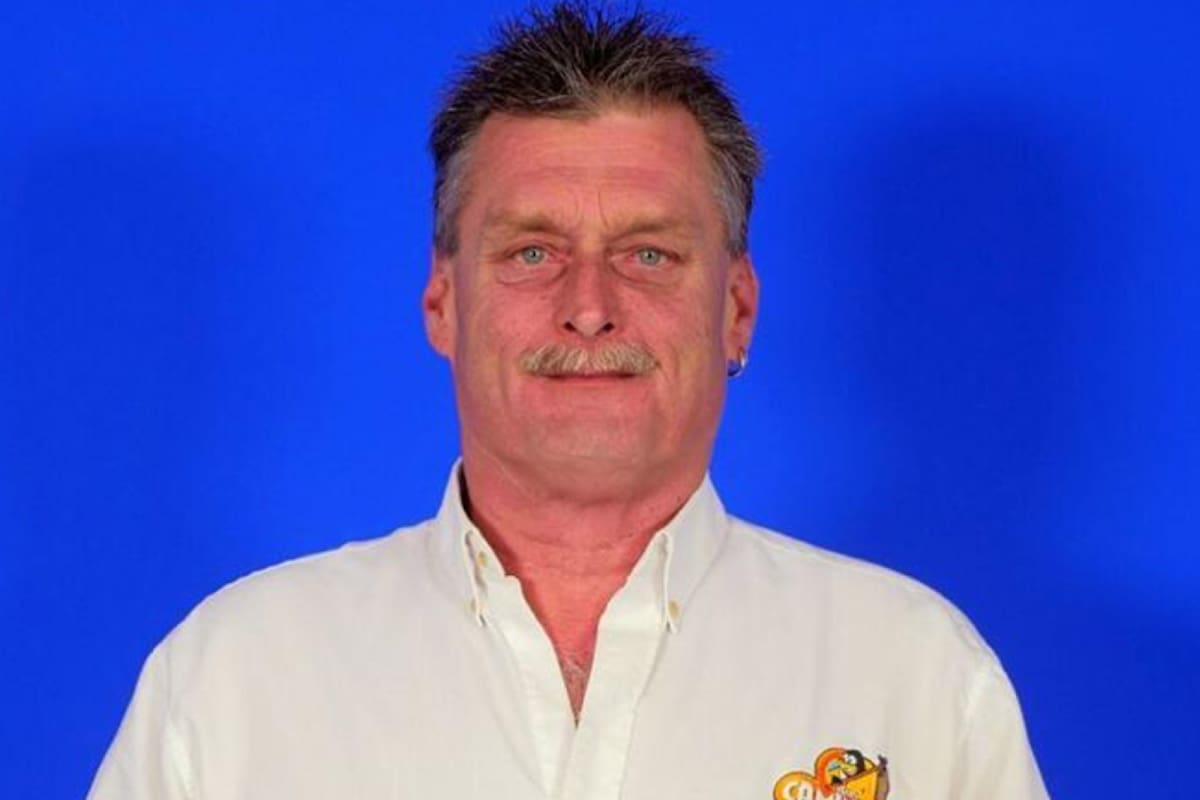 Su nombre es Collin McLeod y pasó de tener un millón de dólares a menos de US$100 en su cuenta bancaria