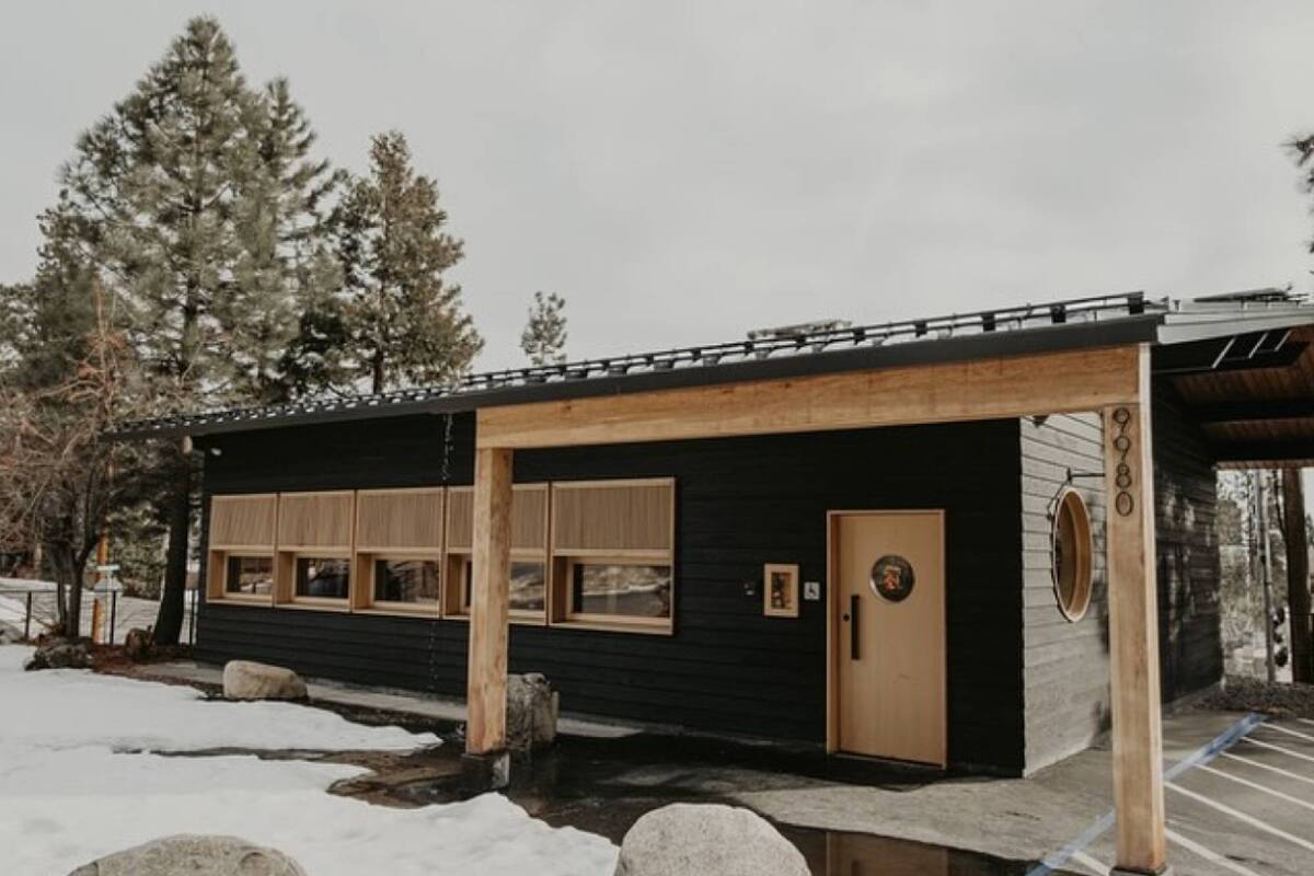 Su nombre es Smoke Door y no tiene carteles en la puerta que anuncien su presencia