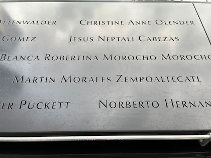 Su nombre es uno de los 3000 que aparecen en el monumento de las torres gemelas